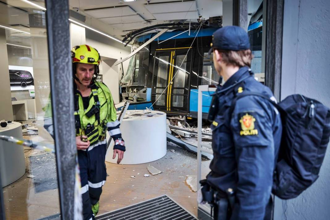 Raydan çıkan tramvay Apple Store'a girdi! Film sahnelerini aratmayan kareler 8